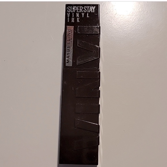 Maybelline Super Stay Vinyl Ink liquid lipstick, 140 CHARGED - Picture 3 of 4